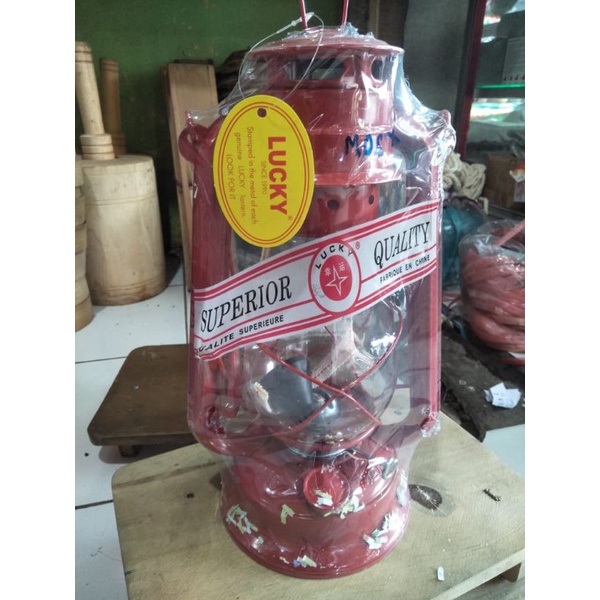 Lampu badai. lampu lentrera patromak. minyak tanah