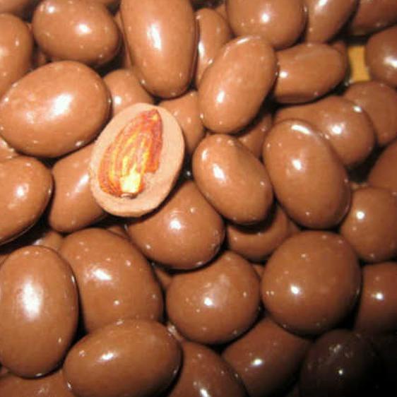 

۩ 500 gram coklat isi almond / choco almonds ♞