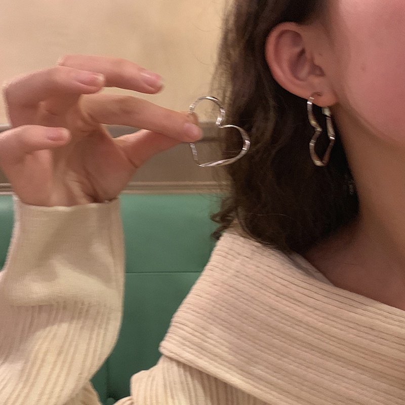 We Flower Stylish Big Silver Twist Heart Hoop Earrings Untuk Wanita Perempuan Trendi Keren Besar Geometris Berongga Jantung Anting-Anting Pesta Pertunangan Telinga Perhiasan Aksesoris