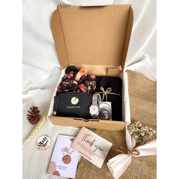 

Kado/ Hampers/ Gift Box/ Hadiah Ulang tahun/ Wedding/ Graduation/ Wisuda/ Kado cewek murah/ Unik