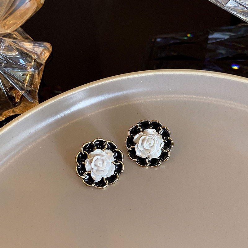 Gaya Korea Indah Hati Stud Earrings Retro Bunga Mutiara Earrings Ladies Fashion Aksesoris2023Baru