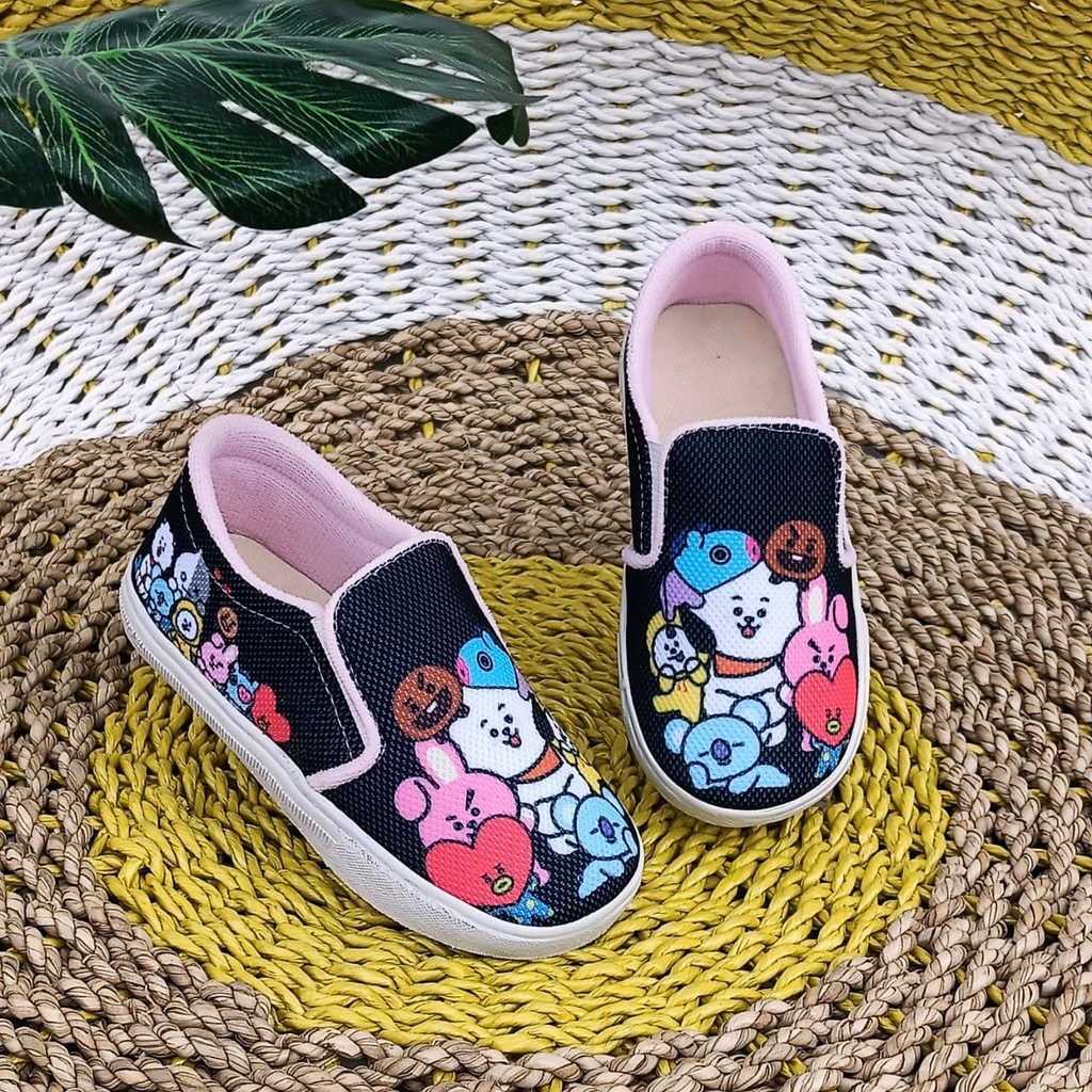 sepatu anak perempuan imitasi motif boneka murah