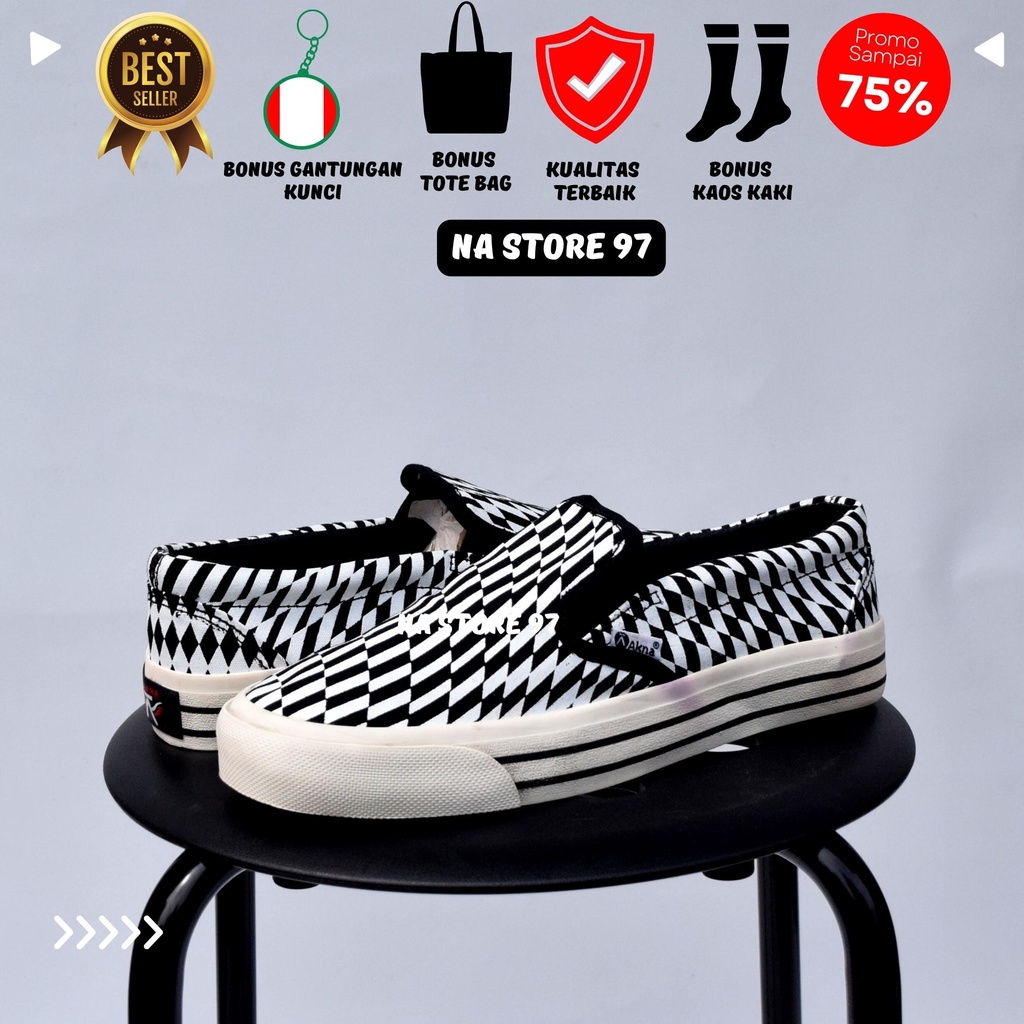 Sepatu pria dan wanita slip on checkerboard rucat putih Akna Sneakers