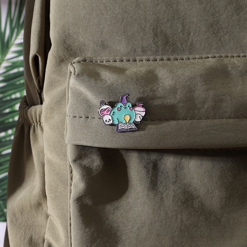 Kartun Kodok Enamel Pin Lencana Kodok Penyihir Pin Pakaian Kerah Pin Hewan Perhiasan Hadiah Untuk Wanita Pria