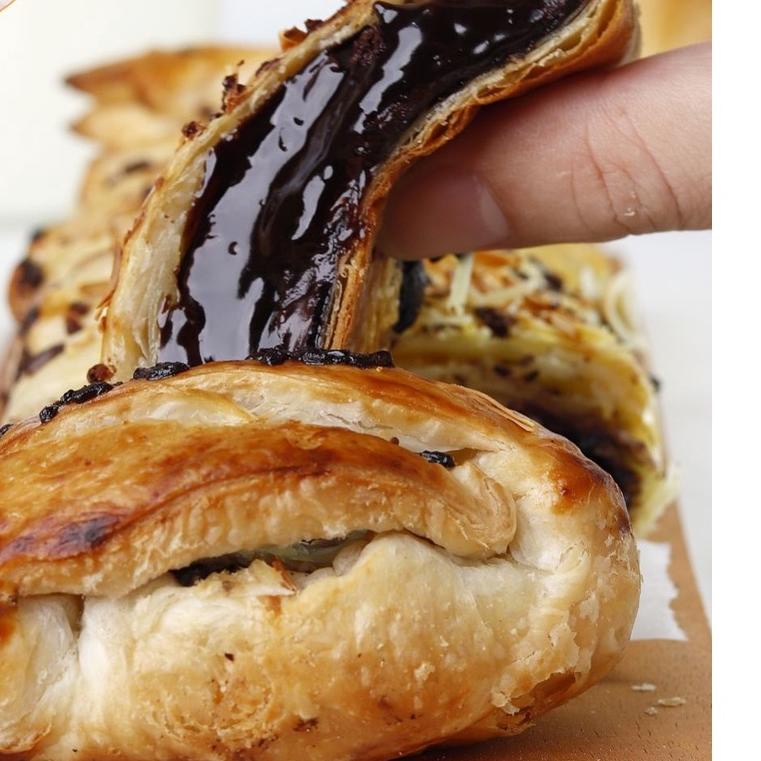 

☋ Choco puff original /choco banana melted puff pastry (delavie patisserie) ☻