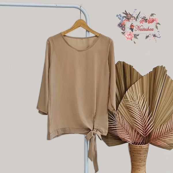 Blouse Wanita Polos Cream Pita Tali Bawah Kerah Bulat Wanita Fashion Korea Bahan Wollycrepe Jumbo Lengan 7/8 Fit XL to XXL