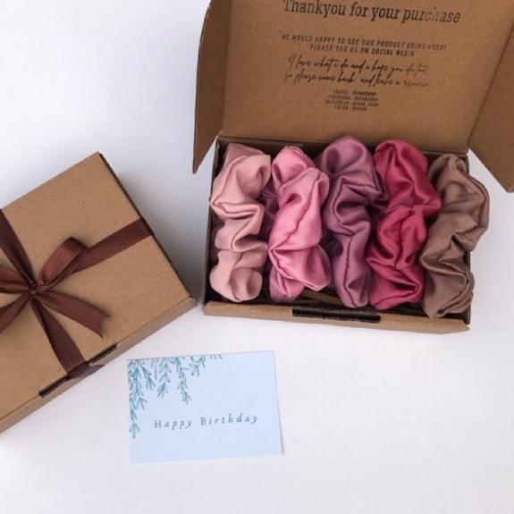 

◊ [5 PCS] HAMPERS SCRUNCHIES GIFT BOX PREMIUM BACA DESKRIPSI KADO CEWEK KADO PACAR GRADUATION KADO WISUDA ▼
