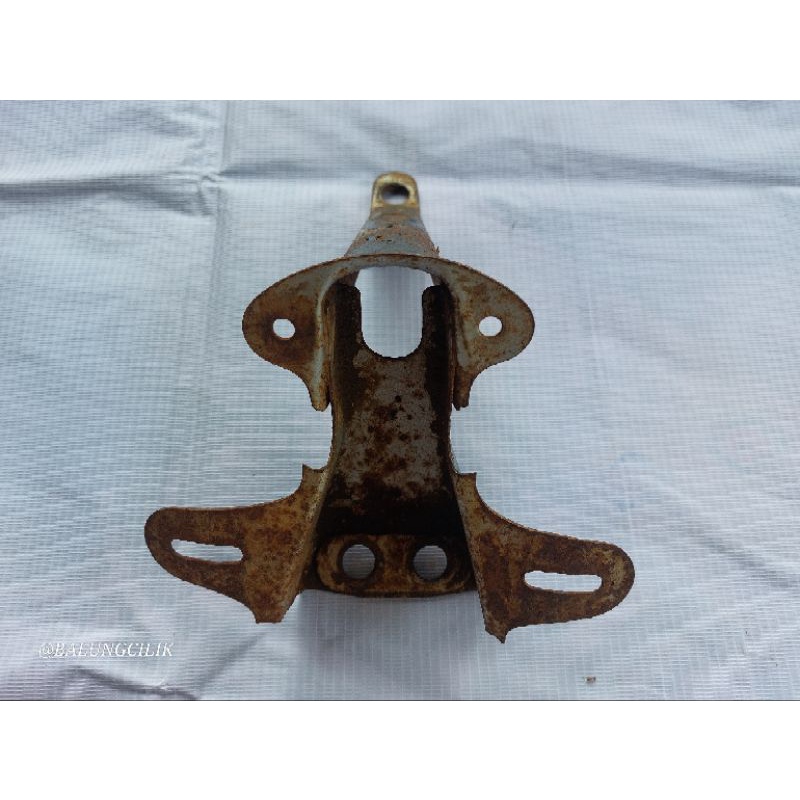 BRACKET,BREKET,PANGKON,DUDUKAN LAMPU STOP,LAMPU BELAKANG YAMAHA DT 100 ORIGINAL