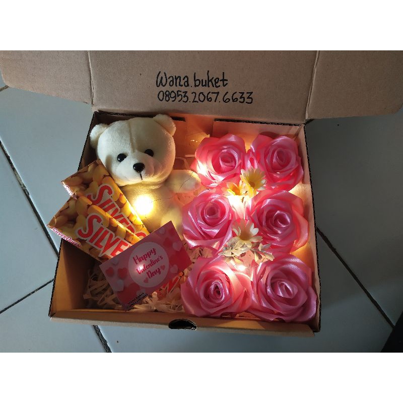 

Hadiah Valentine cewek / Hampers kado / Box Surprise / kado Valentine ada lampu light