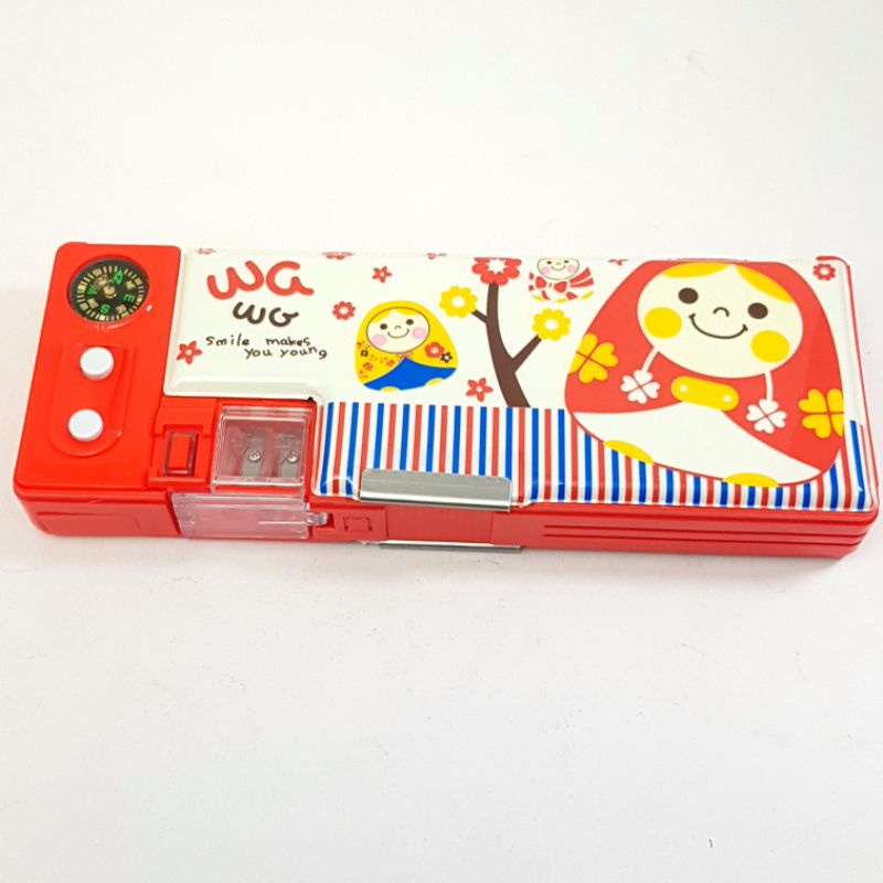 

Tempat Pensil Magnet Kompas Boneka Merah 3513