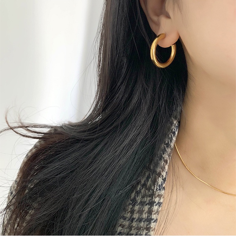 Anting Bentuk C Lingkaran Bahan Titanium Steel Warna Emas Gaya Retro