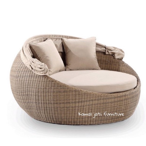 sofa santai outdoor kursi daybed rotan sintetis taman kolam renang