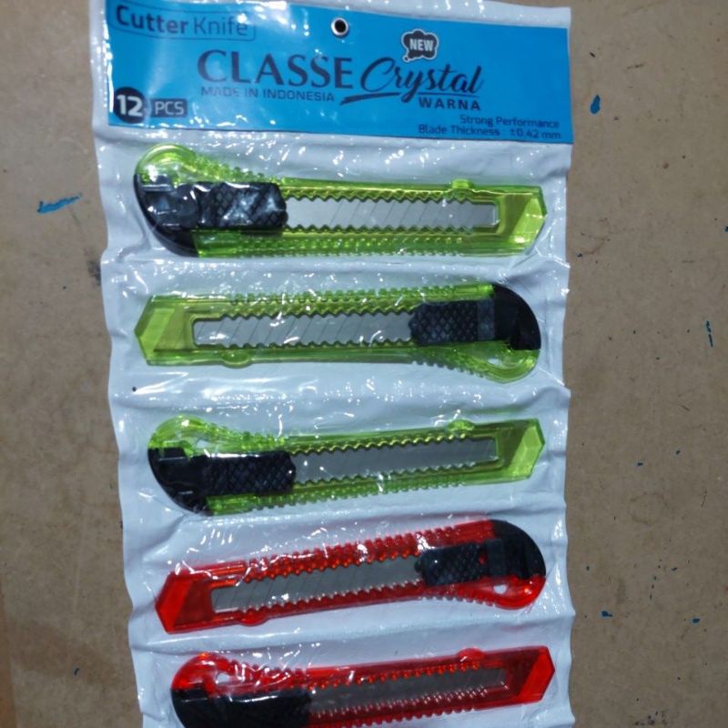 

Pisau Cutter ukuran besar merk CLASSE Crystal, 1renceng isi:12pcs made in Indonesia. Warna-warni transparan.