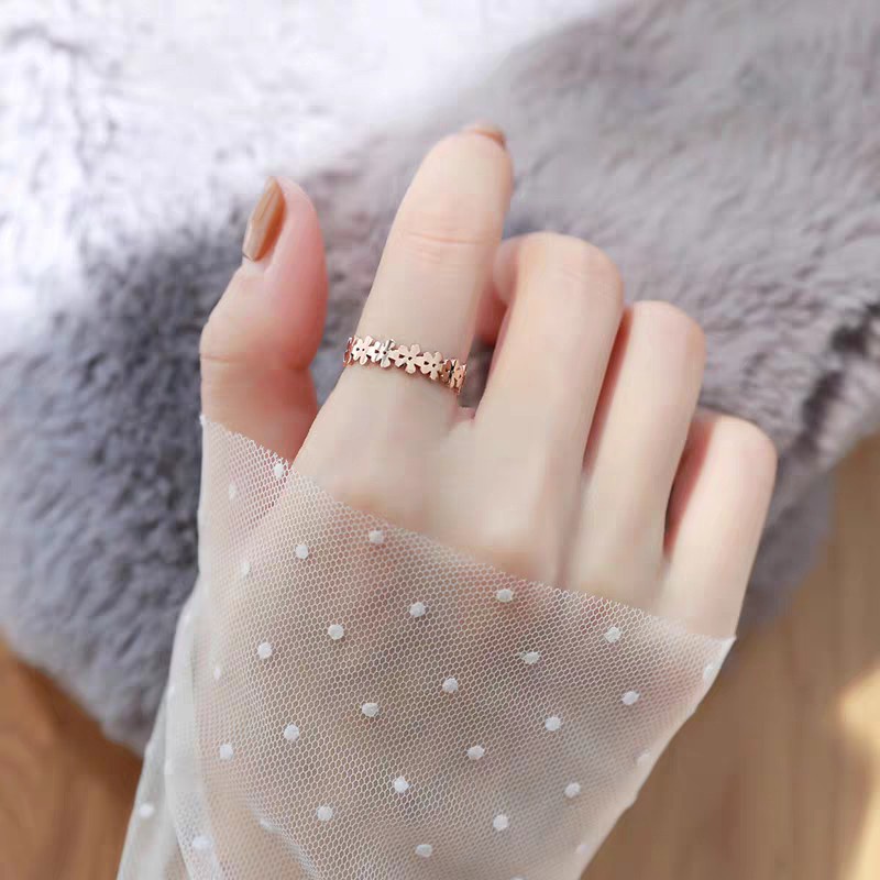 Cincin Desain Bunga Hollow Bahan Titanium Steel | Cincin Lapis Rose Gold 18K Untuk Wanita | Anting Tusuk Hypoallergenic Bahan Stainless Steel Untuk Wanita Je