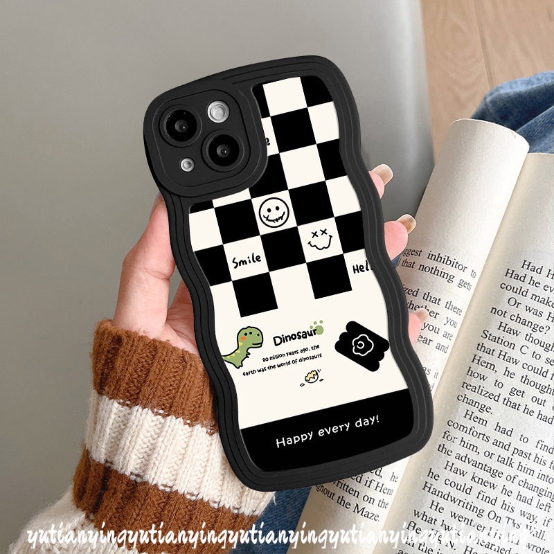 IPHONE Casing Dinosaurus Lucu Kompatibel Untuk Iphone11Xr 7plus 14 13 12 Pro Max 6 6s 8 7 Plus X XS Max SE 2020 14 Plus Tepi Bergelombang Kartun Smiley Chessboard Soft TPU Case