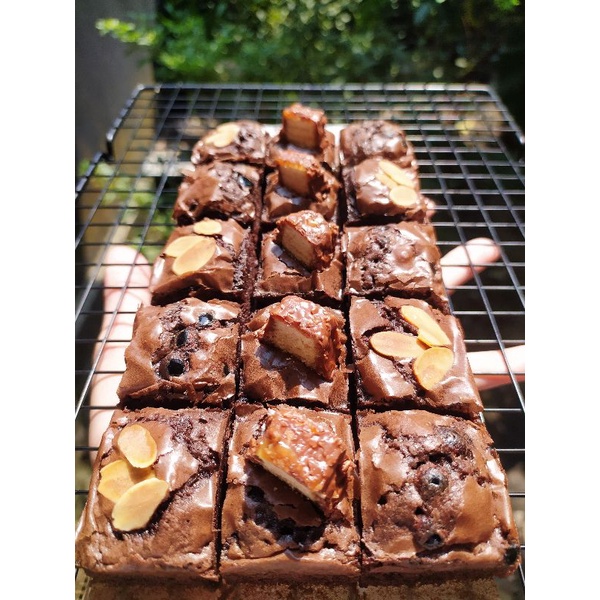 

Fudgy Brownies size 20 × 10 cm Toping Almond Chocochip Beng Beng