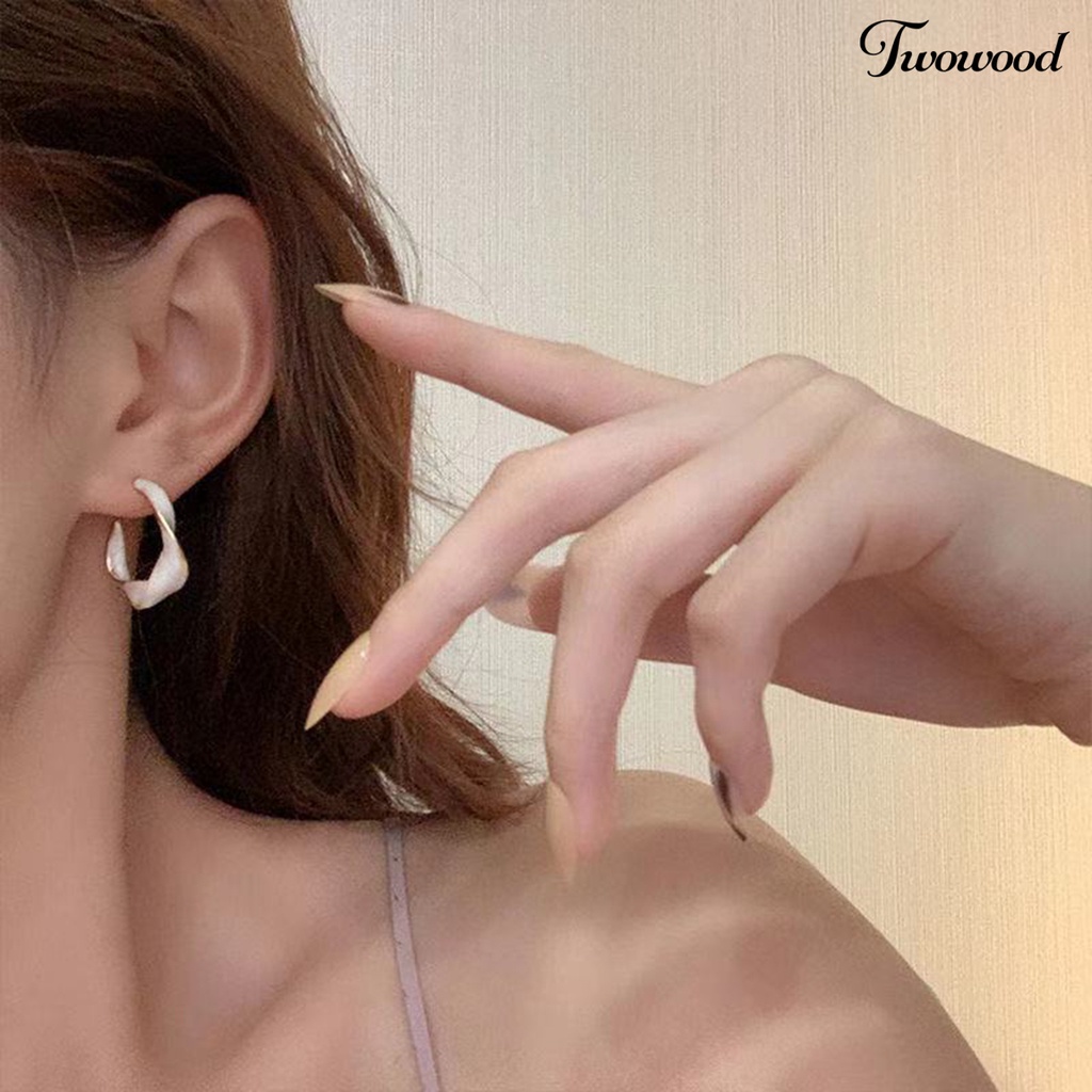 Twowood 1pasang Ladies Earrings Retro Stud Type Twisted Metal Ring Bergelombang Indah Fashion Hoop Earrings Perhiasan Aksesoris