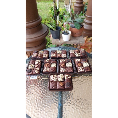 

MINI SIZE FUDGY BROWNIES BY NONAND MISO