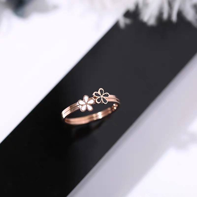 Cincin Lapis Rose Gold 18K Desain Bunga Daisy Kecil Warna Hitam Putih Bahan Titanium Steel Tahan Air Anti Alergi