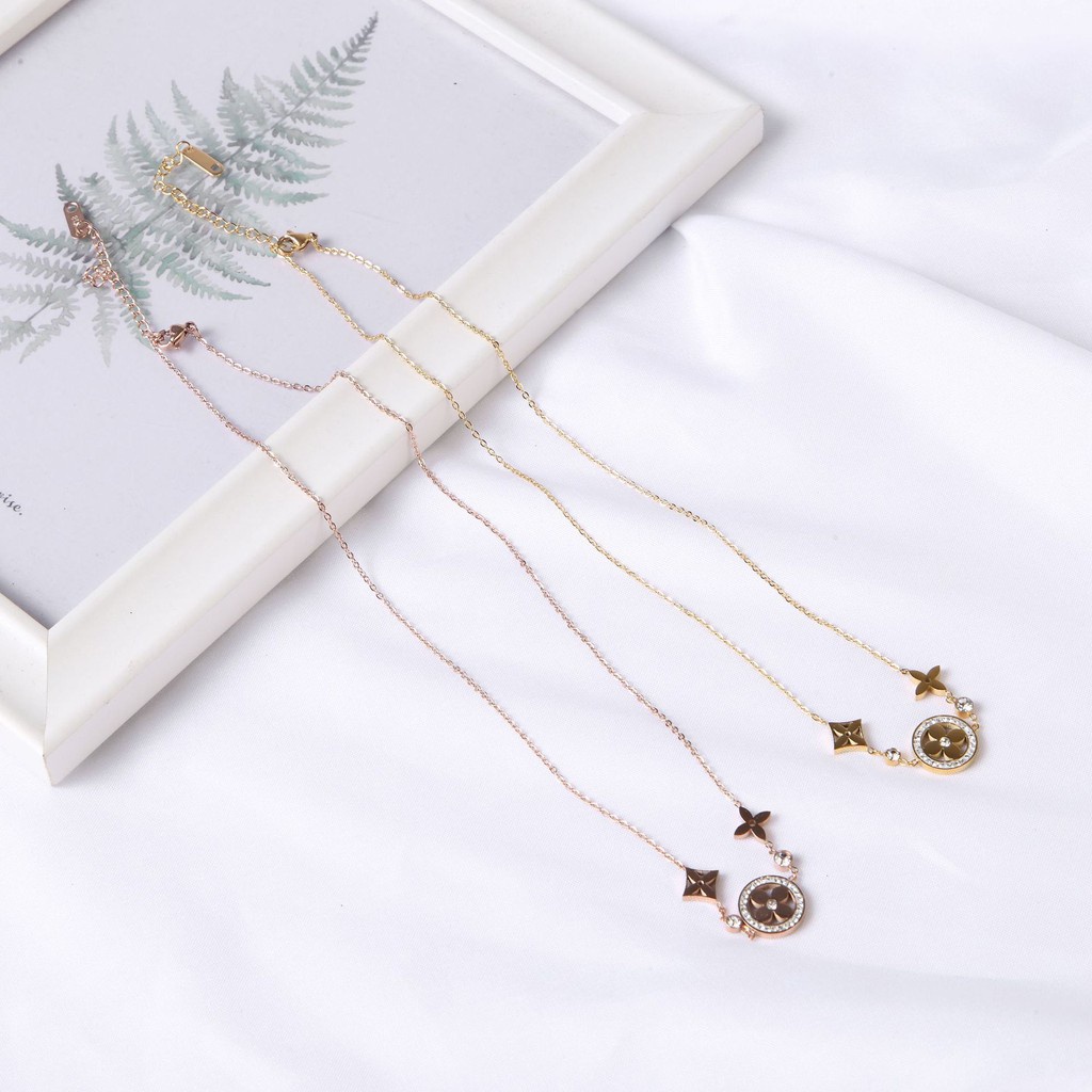 Kalung Rantai Dengan Liontin Bulat Motif Clover Hias Berlian Imitasi Ala Eropa / Amerika Untuk Wanita | Perhiasan Bentuk Daun Clover Bahan Titanium Steel | Anting Hypoallergenic Anti Pudar | Anting Tusuk Unik Trendy Untuk Wanita | Tas Selempang Wanita Mod