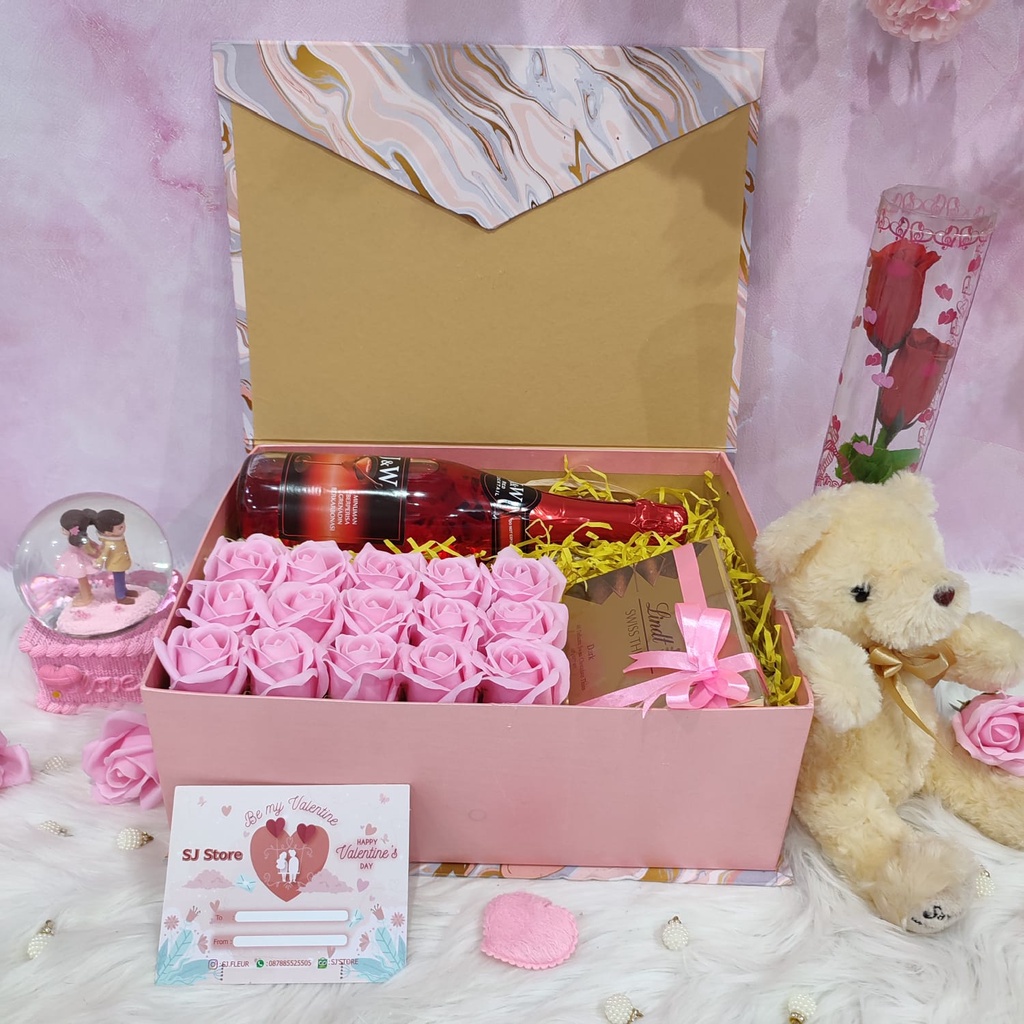 

Box Buket Bunga Sabun Hadiah Valentine Boneka Coklat 004