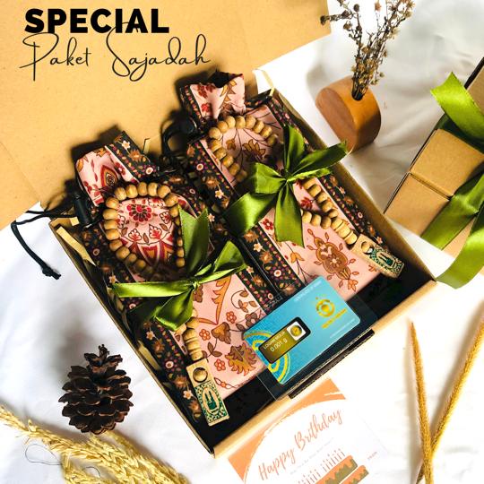 

Hampers Sajadah Travel FREE BABY GOLD | Kado Pernikahan | Hampers Wedding | Hampers Lebaran