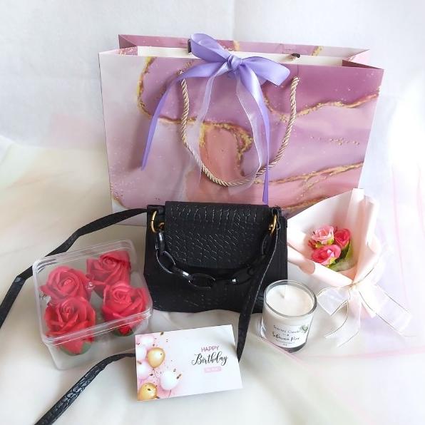 

Diskon Hampers Gift Bag Wedding Birthday Valentine Kado Wanita Sabun Mawar