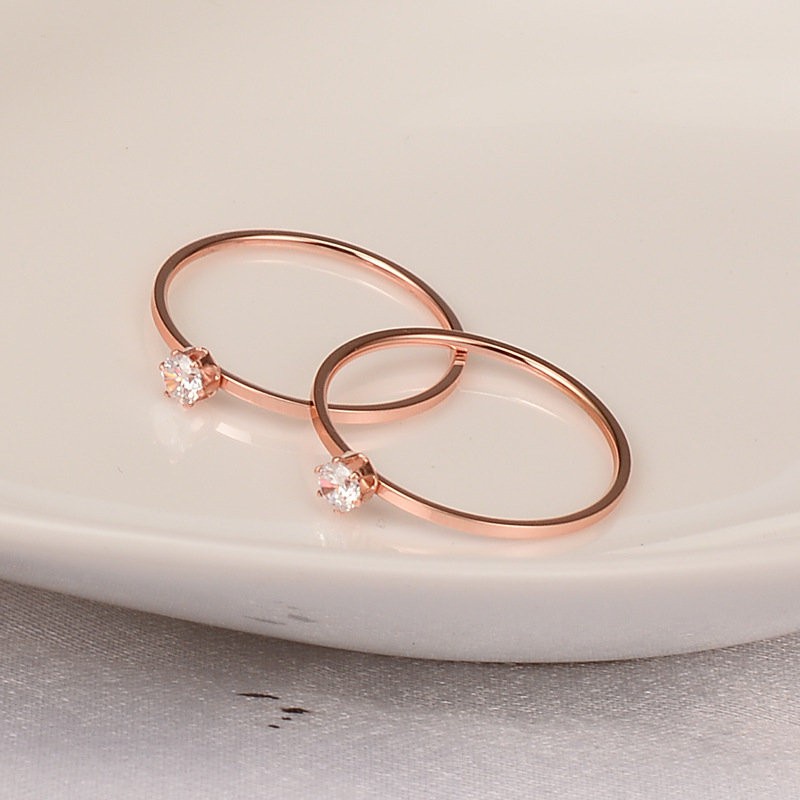 Cincin Berlian Glossy Bahan Titanium Steel Warna Rose Gold Gaya Minimalis | Cincin Bahan Stainless Steel Aksen Berlian Zirkon | Perhiasan Tahan Air Tidak Pudar