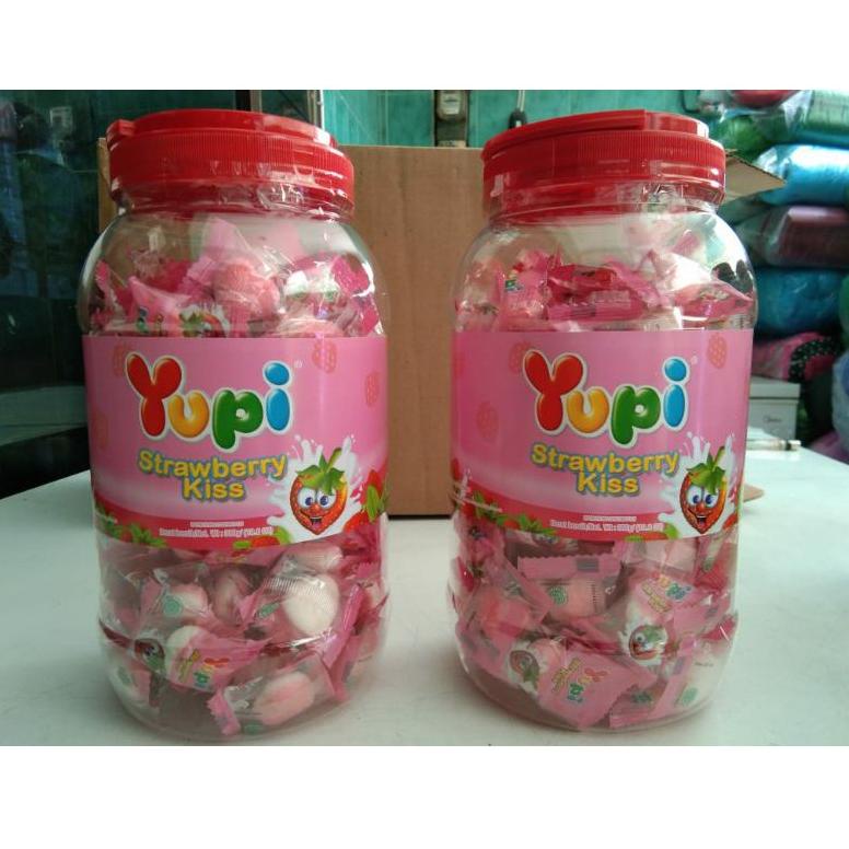 

A26 { ECER 1 TOPLES } Permen Yupi Strawberry Kiss Jar 300gr Toples PRODUCT TERLARIS ポ