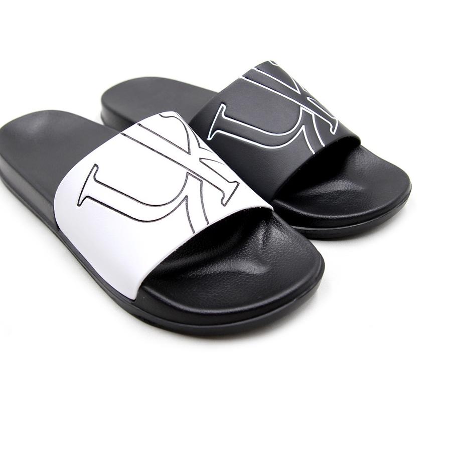 ♩ [ORIGINAL] SANDAL PRIA YONGKI KOMALADI OL-IVN4412-21 HITAM/PUTIH ➱