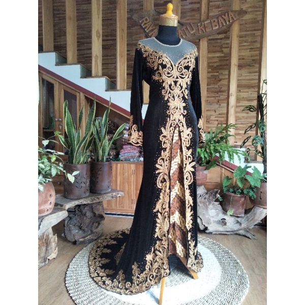 Kebaya pengantin Jawa / kebaya bludru / kebaya Sabrina bludru.