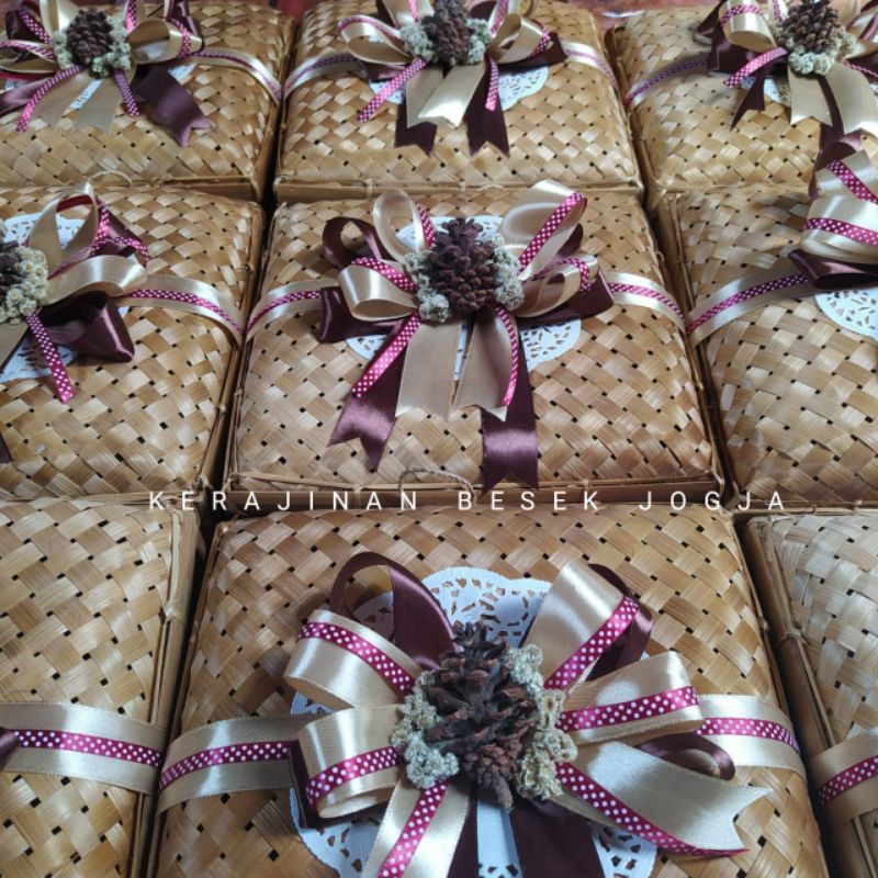 

BOX HANTARANSOKASE NATURAL FREE PITA /box hamper/ hampers lebaran/ hampers anyaman bambu/ seserahan