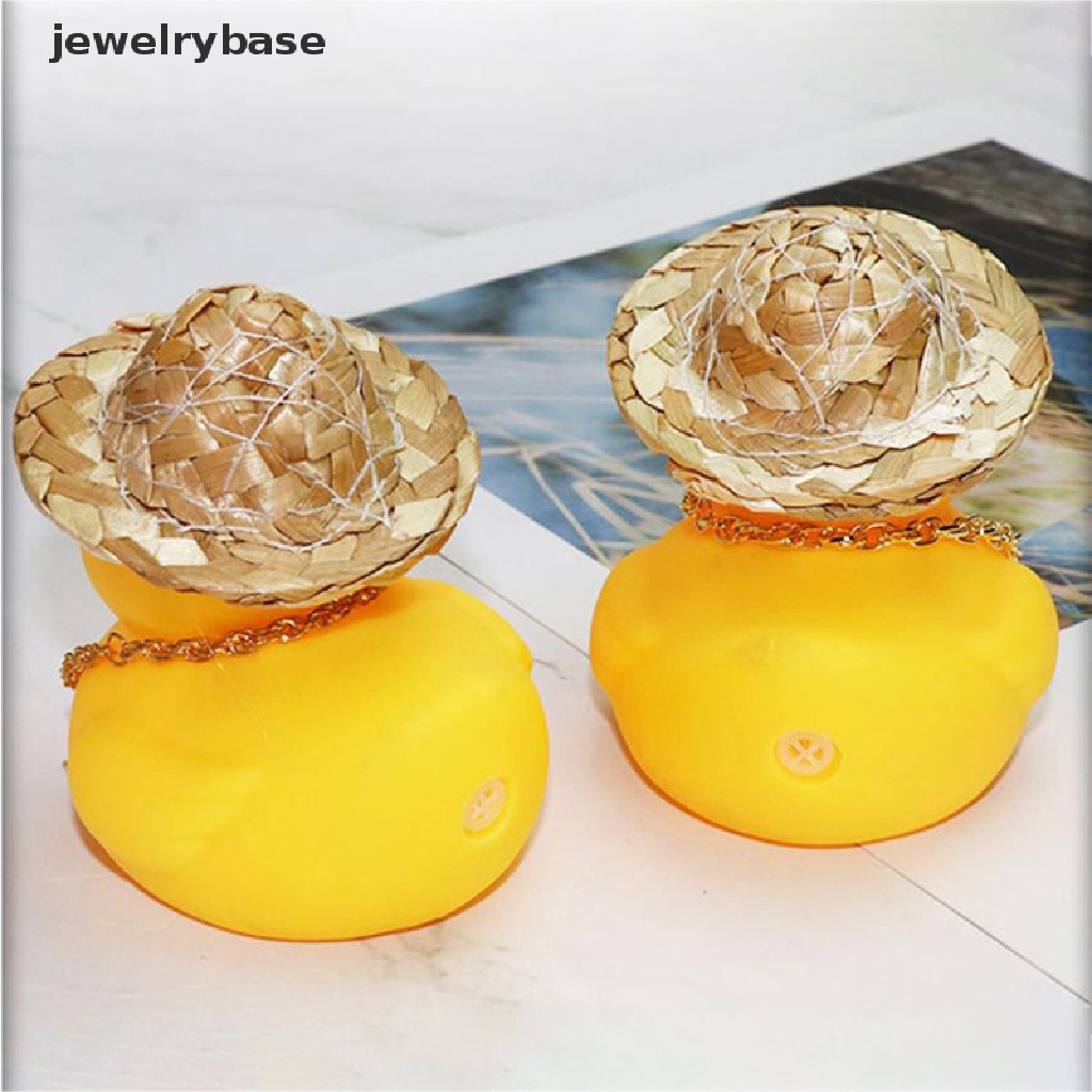 [jewelrybase] Bebek Kuning Dengan Kacamata Topi Jerami Rantai Emas Auto Interior Dekorasi Ornamen Butik