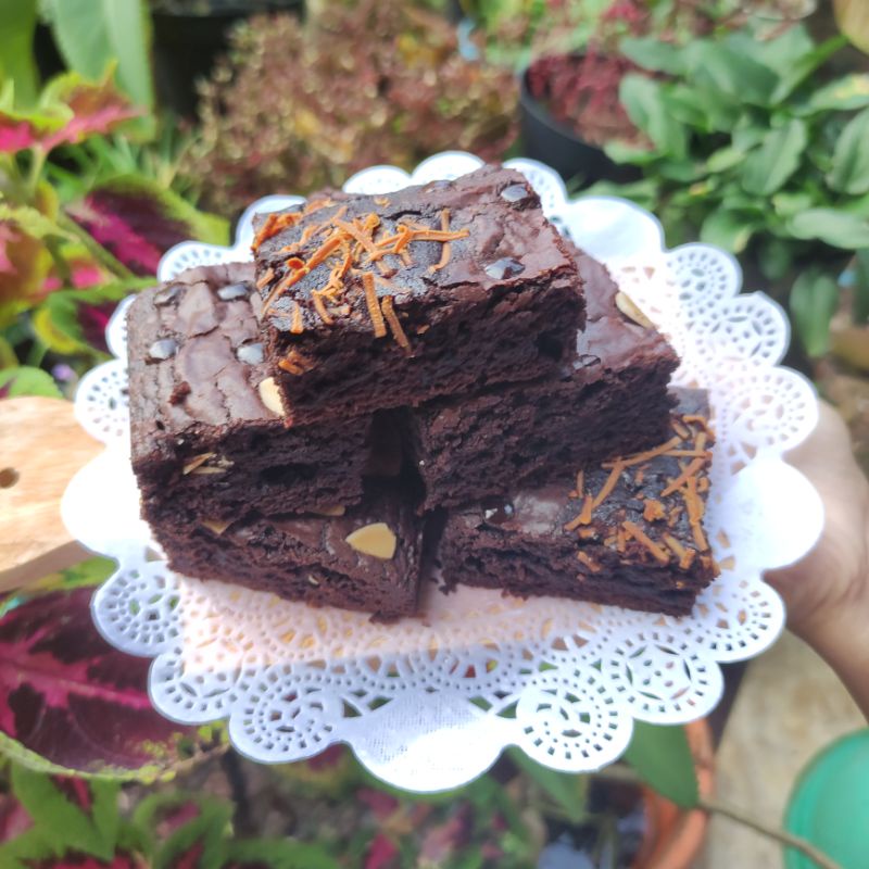 

Sekar_Shop07 Fudgy Brownies Brownis Panggang Size 20X10 Chewy Cakey Shiny Crush Bronis Almond