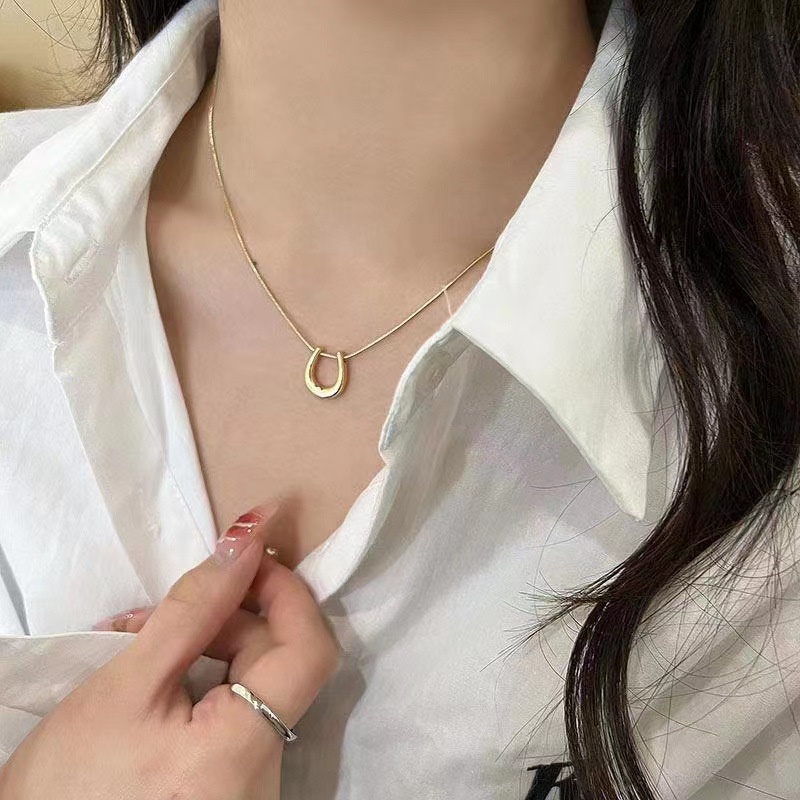 U-shaped Horseshoe Design Pendant Necklace Wanita Cahaya Mewah Niche Merasakan Rantai Klavikula Aksesoris Sweatshirt Chain
