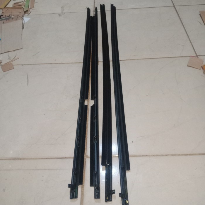 pelipit kaca avanza senia lama