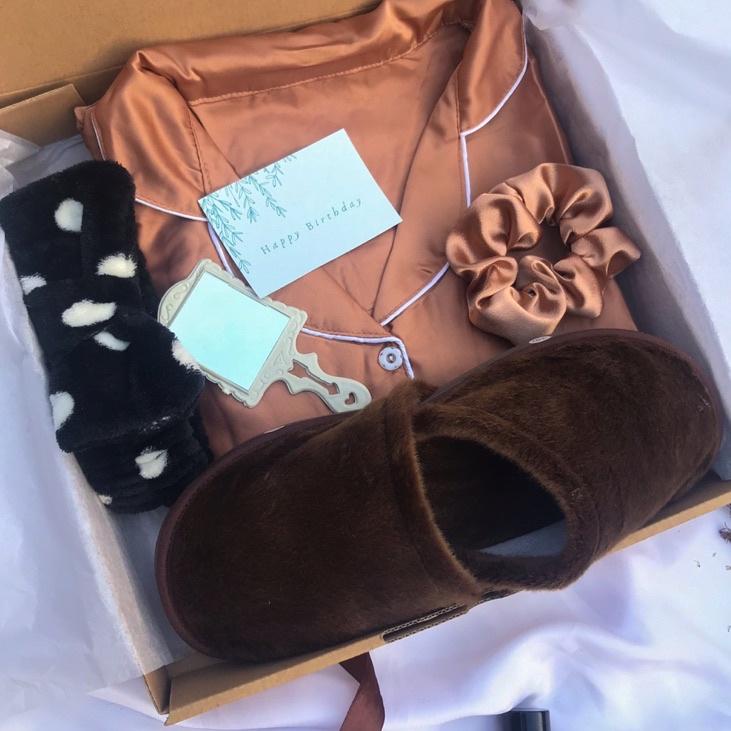 

❁ GIFT WEDDING PIYAMA KADO CEWEK / KADO PACAR / HAMPERS WEDDING PIYAMA SENDAL PARFUM ➢