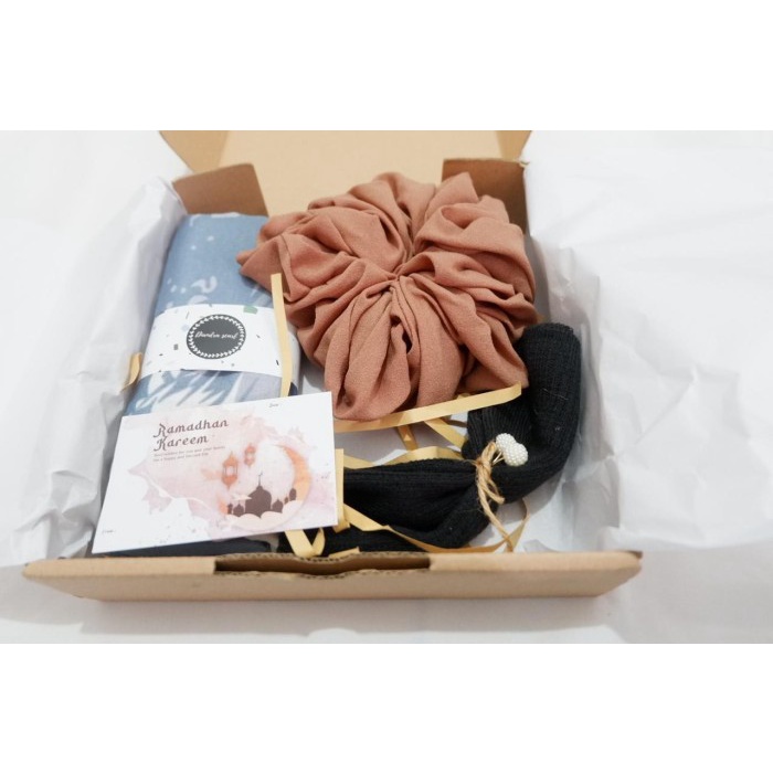 

Hampers Hijab Kerudung Jilbab Segi Empat Motif Gift Kado Ultah Lebaran