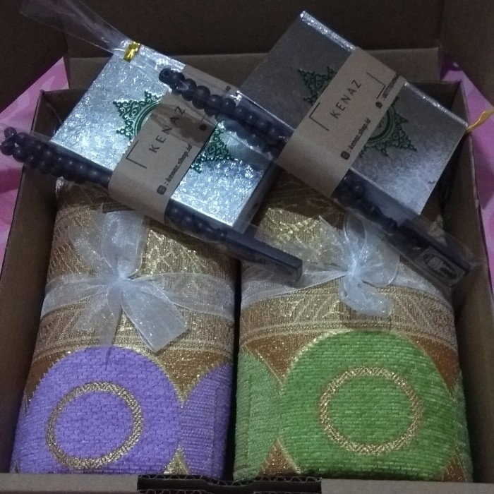 

DISKON RAMADHAN/ Paket Kado Pernikahan Hampers Sajadah Al-Qur'an - Benang Emas