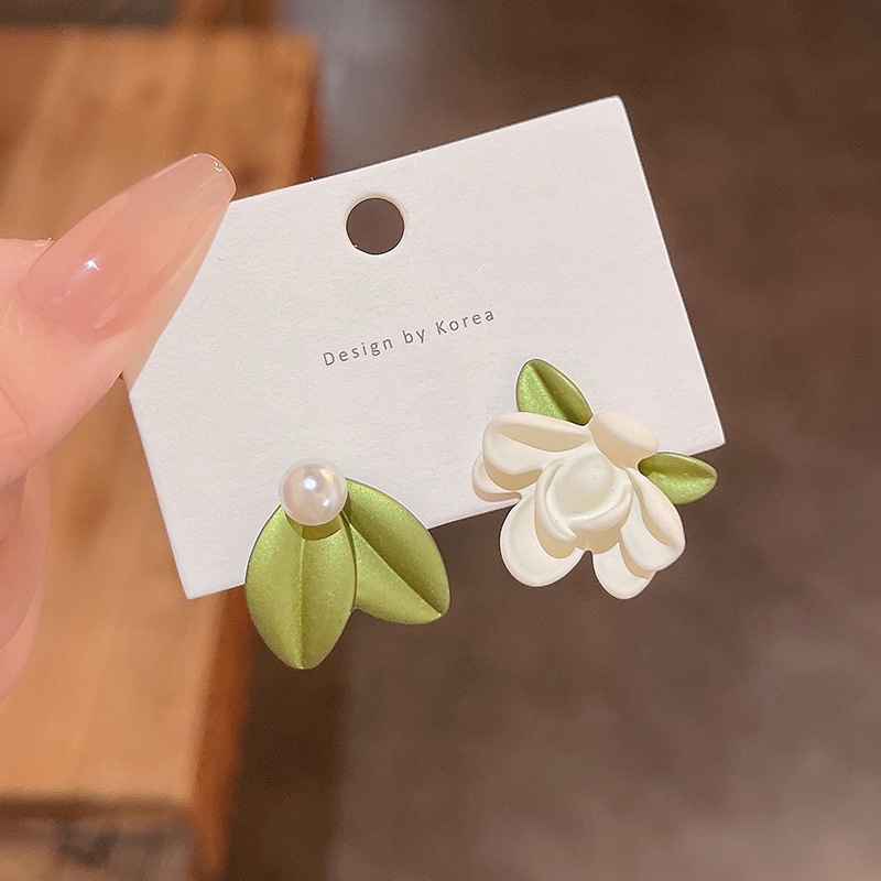 Korea Selatan Gaya Baru Hijau Gardenia Asimetris Temperamen Anting Fashion Mutiara Elegan