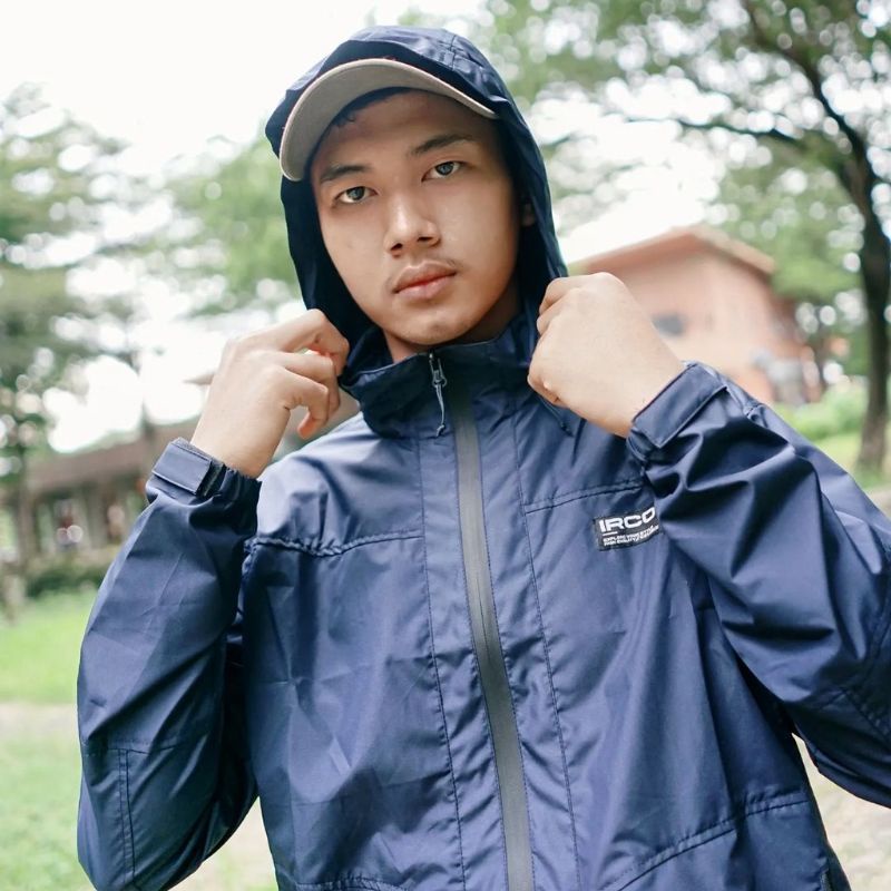 JAKET WINDBREAKER NAVY DARI IRCO OFFICIAL DENGAN RESLETING WATERPROOF AMAN DI PAKAI KONDISI HUJAN SE