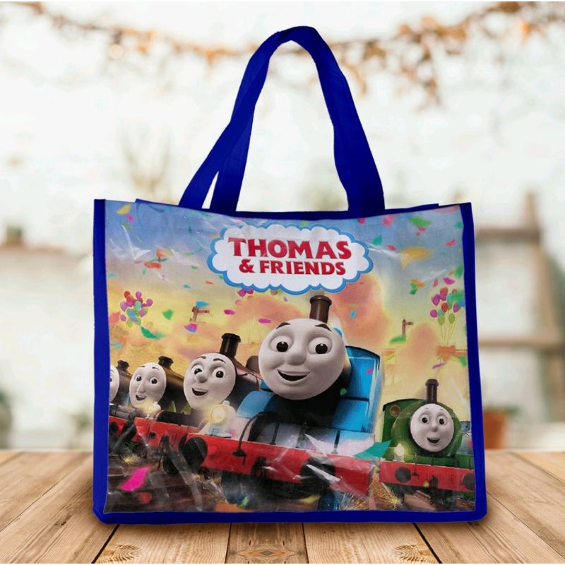 

TAS SPUNBOND TAS ULTAH GAMBAR THOMAS ukuran T20cm, P25cm, L12cm