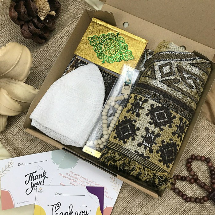 

parsel ramadan Gift Box Kado Cowok Sajadah Al Quran Peci Tasbih Kado