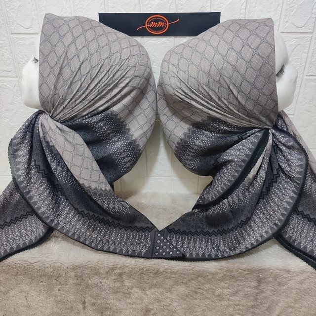 JM HIJAB SEGI EMPAT VOAL MOTIF KOTAK ABU HITAM