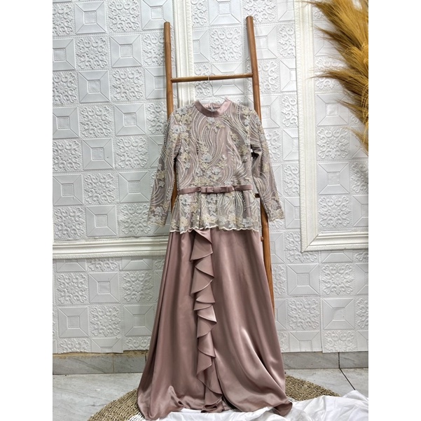 PRELOVED DRESS PESTA/KONDANGAN/WISUDA/BRIDESMAID/TUNANGAN/LEBARAN CREAM DAN UNGU