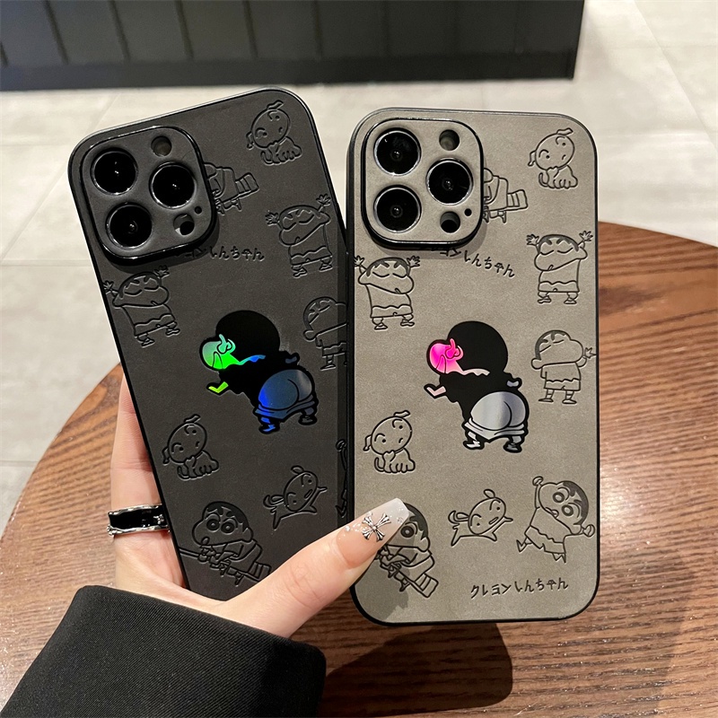 IPHONE Casing Ponsel Bahan Kulit Suede Laser Untuk Iphone14 /14 Pro /14 ProMax/14Plus 13 12 11 Pro Max XR Crayon Shin-Chan Pattern Hard Casing