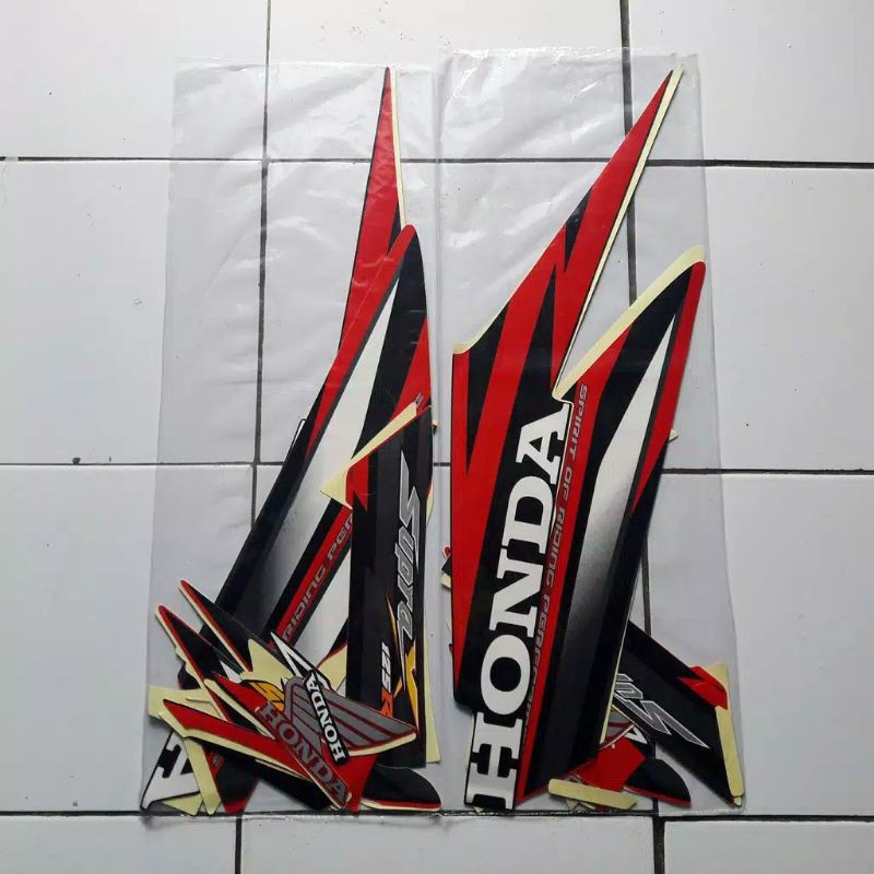 striping sticker lis body honda supra x 125 r thn 2006 hitam merah