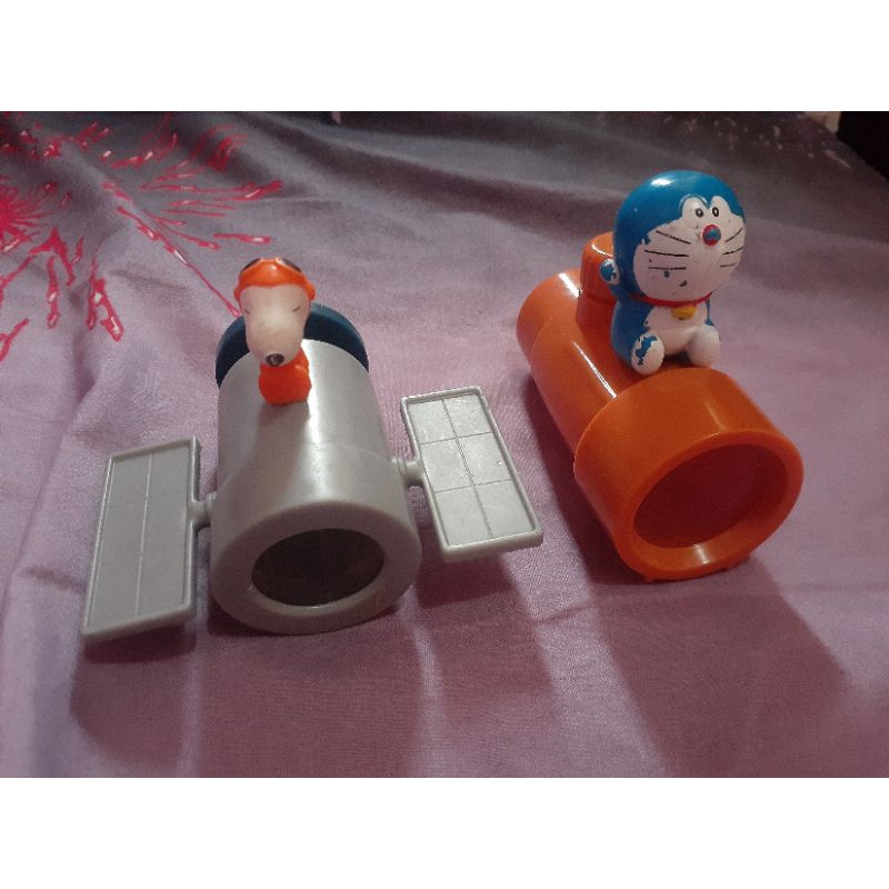 mainan mcd teropong doraemon dan snoopy