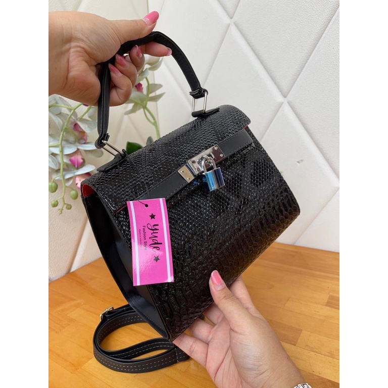 TAS SELEMPANG WANITA TERBARU BAHAN ULAR UK 20X16 CM FREE GEMBOK