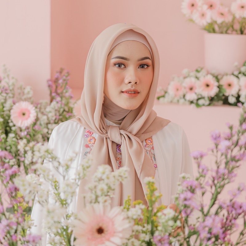 hijab segiempat bella square tepi neci size 110x110 bahan pollycotton hijab segi empat bella square 